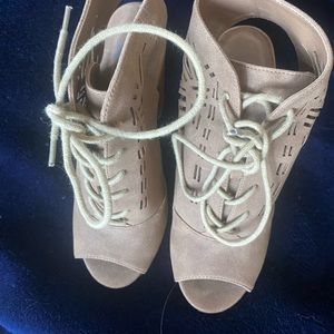 Size 7 woman’s hills.worn twice.